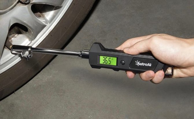 How to look at the car pressure gauge, how to use the tire pressure gauge